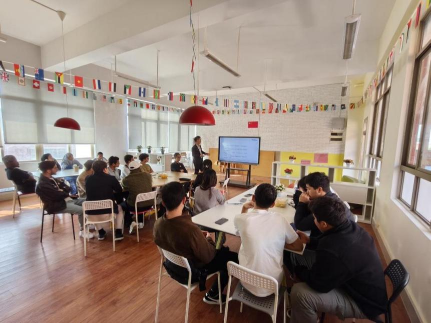 國際學院舉辦2025級來華留學生職業規劃座談會，廣州勞務服務助力留學人才融入本地發展